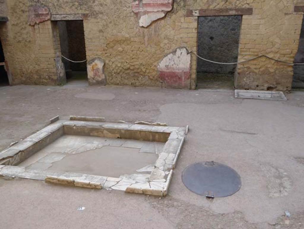V 7, Herculaneum, October 2014. Looking south across atrium. Photo courtesy of Michael Binns.